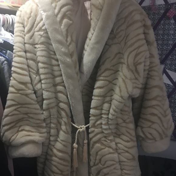 Faux fur coat - Picture 1 of 7